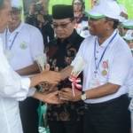Presiden Jokowi menyerahkan penghargaan Adhikarya Pangan Nusantara, di Kab. Subang, Jabar, Jumat (26/12). foto via republika.co.id