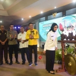 Wali Kota Kediri saat membuka Musrenbang RPJMD 2025-2030 yang ditandai dengan pemukulan gong. Foto: Ist 
