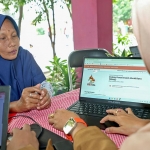 Salah satu wali murid sedang berkonsultasi di Posko SPMB yang dibuka oleh Dispendik Surabaya. Foto: Hms