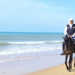 Gubernur Jatim, Khofifah Indar Parawansa, saat berkuda di Pantai Slopeng, Sumenep.