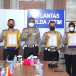Penghargaan diterima langsung oleh Kasat Lantas Polresta Sidoarjo, Kompol Wikha Ardilestanto.