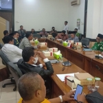 Pertemuan antara Komisi IV DPRD Pasuruan, dispendik, dan pemerhati pendidikan membahas pungutan yang dilakukan sekolah.