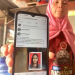 Keluarga Lusi saat menunjukkan foto Lusi yang dilaporkan hilang