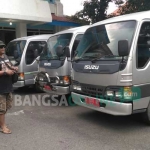 Tiga mobil Elf milik sekretariatan DPRD Kota Kediri saat diparkir di halaman kantor DPRD. foto: ARIF K/ BANGSAONLINE