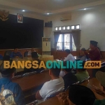 Masyarakat se-Kecamatan Banyuates bersama LPK Trankonmasi saat menyampaikan aspirasinya di Kantor DPMD Sampang. Foto: MUTAMMIM/BANGSAONLINE
