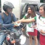 SEGAR: Para gadis yang bertugas membagikan pamflet Jokowi-Ma’ruf Amin di Jl Ahmad Yani, dalam kegiatan kampanye simpatik PKB Sidoarjo, Selasa (2/4) sore. foto: ist