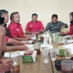 Sekretaris DPC PDIP Gresik, Noto Utomo (tengah), bersama Mujid Riduan selaku ketua, serta Siti Muafiyah sebagai bendahara dalam rapat koordinasi pengurus. Foto: Ist