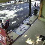 Aksi penjambretan pelaku naik motor dengan sasaran korban ibu-ibu sedang berjalan. Foto: Tangkapan layar rekaman CCTV.