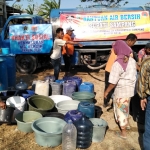 Warga terdampak kekeringan di Sampang sangat bersyukur apabila ada dropping air bersih.