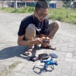 Muhamad Azhar Syahrudin saat akan menguji coba drone ciptaannya yang sebagian komponennya menggunakan barang bekas. foto: MUJI HARJITA/ BANGSAONLINE