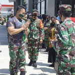 Jenderal Andika bersama rombongan mendapat sambutan hangat dari Danrem Madiun dan Dandim Ngawi saat memasuki rest area Tol Ngawi.