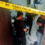 Kamar kos pelaku yang telah dipasangi garis polisi