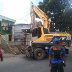 Sebanyak 36 stan dan bangunan di sepanjang Jalan Raya Darmo Indah mulai dibongkar dan diratakan dengan tanah oleh pihak Pemerintah Kota (Pemkot) Surabaya. (foto: ist)