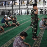Irlat Itum Itjenad, Brigjen TNI Fulad, saat mengumandangkan azan di Masjid Al Falah, Surabaya.
