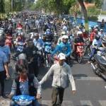 TUNTUT: Massa buruh saat konvoi hendak menuju ke kantor Pemkab Jombang. foto: rony suhartomo/BANGSAONLINE