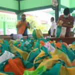 Paket sembako siap dibagikan kepada anggota Tim Gugus Tugas Penanganan Covid-19 tingkat desa se-Kabupaten Bojonegoro.