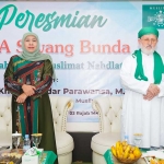 Khofifah saat foto bersama cucu Syekh Abdul Qadir Jailani, di acara peresmian RSIA Sayang Bunda, Tasikmalaya. Foto: Ist.