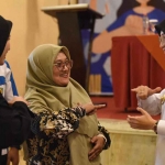 Wali Kota Kediri saat berbincang dengan Ketua DPD Gerkatin Jatim, Maskurun, menggunakan bahasa isyarat. Foto: Ist