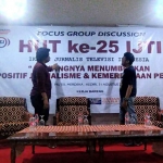 Panitia saat mempersiapkan acara dalam rangka memperingati HUT ke-25 Ikatan Jurnalis Televisi Indonesia.