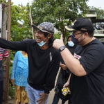 Abdul Tholib, pemilik akun TikTok @menjengkimhoa3 mengajak Bupati Kediri Hanindhito Himawan Pramana ber-selfie. foto: ist.