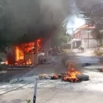 Ban serta Pos Satpam IAIN Madura dibakar oleh mahasiswa yang melakukan demo, Jumat (30/07/2021).