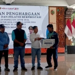 Bupati Mojokerto saat menyerahkan bonus ke salah satu atlet