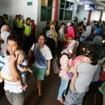 Sejumlah orang tua menggendong anaknya saat mendatangi Rumah Sakit Harapan Bunda di Ciracas, Jakarta Timur, Jumat (15/7). foto: merdeka.com