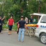 Petugas mengevakuasi jenazah yang ditemukan di Jl. Raya Kinibalu, Desa Socah, Bangkalan.