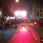 Situasi doa bersama dalam perayaan malam Tahun Baru 2019 di depan kantor Kecamatan Klojen dengan panggung besar yang menutup jalan Surabaya, Senin (31/12). foto: IWAN IRAWAN/ BANGSAONLINE