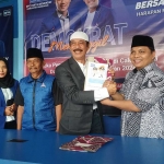 RB Fattah Jasin (tiga dari kanan) saat mengambil formulir pendaftaran bakal cabup di Kantor DPC Partai Demokrat.