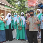 Para pengurus PC Fatayat NU Ngawi foto bersama usai penyerahan bantuan.