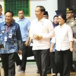 Bupati Gresik Sambari mendampingi Presiden RI Joko Widodo bersama ibu negara saat berkunjung ke Gresik. foto: Syuhud/ BANGSAONLINE