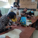 Mendapat laporan soal beras bantuan tidak layak konsumsi di Bangkalan, Wakil Gubernur Jawa Timur Emil Dardak langsung turun lapangan meninjau kualitas beras yang ada di Gudang Dinas Sosial Bangkalan, Rabu (4/8/2021). (foto: ist)