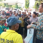 Ketua DPRD Kholifi Yunon saat menemui para tukang becak di halaman kantor DPRD Kediri.