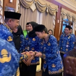 Wali Kota Malang saat bersalaman dengan sejumlah ASN.