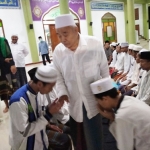 Para santri Amanatul Ummah berebut mencium tangan Prof. Dr. KH. Asep Saifuddin Chalim saat turun dari Masjid Raya Abdul Chalim Pondok Pesantren Amanatul Ummah Pacet Mojoketo Jawa TImur, Kamis (30/4/2020). foto: MA/ BANGSAONLINE.COM
