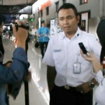Kepala Stasiun Kereta Api Kota Baru Malang Arief Nugroho saat memberikan keterangan persnya.