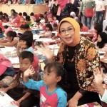 Istri Calon Gubernur Jatim nomor urut 2 Drs H Saifullah Yusuf (Gus Ipul), saat melihat langsung jalannya acara Super Kids Coloring Competition.