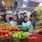 Khofifah saat menyapa pedagang pasar. Foto: Devi Fitri Afriyanti/BANGSAONLINE