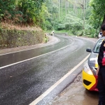 Satu anggota Satsabhara sedang memantau lalu lintas yang tampak lengang.