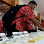 Para PNS Pemkot Blitar menjalani tes urine untuk mendeteksi apakah mereka menggunakan narkoba atau tidak