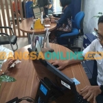 Pelayanan tiket bagi lansia di Stasiun Madiun. Foto: HENDRO SUHARTONO/BANGSAONLINE 
