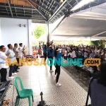 Ribuan anak-anak muda saat berjoget dalam deklarasi dukungan Prabowo-Gibran. Foto: YUDI EKO PURNOMO/BANGSAONLINE

