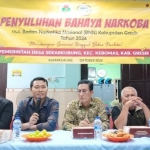 Camat Kebpmas Tri Joko Effendi (dua dari kiri) bersama Kades Sekarkururng Subhan saat sosialisasi bahaya narkoba. FOTO: ist.