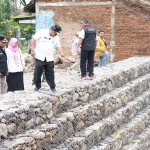 Plt Bupati Nganjuk, Marhaen Djumadi, saat meninjau pembangunan bronjong di Desa Banaran, Kecamatan Pace.