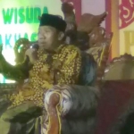 KH. Abdul Qoyyum Mansur saat memberikan mauidhoh hasanah pada acara Wisuda Takhassus dan Bin Nadhor di Pondok Pesantren Tebuireng Jombang, Jawa Timur, Selasa malam (30/4/2019). foto: bangsaonline.com