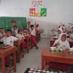 Siswa SD yang ada di Kecamatan Modung mulai menerima paket makanan program Makan Bergizi Gratis, Senin (6/1/2025)