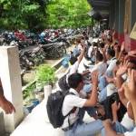 Puluhan siswa SMK N 2 Bojonegoro saat sedang istirahat. foto: eky nurhadi/ BANGSAONLINE