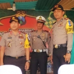 Kapolda Jatim Irjen Pol Machfud Arifin Didampingi Kapolres Pasuruan AKBP Raydian Kokrosono, S.I.K. dan Kasat Lantas Polres Pasuruan AKP Erika Purnama putra, S.I.K., M.H. saat berkunjung di pos pengamanan Lebaran, Taman Dayu, Pandaan, Rabu (20/06) sore.