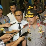 Kapolda Jatim Irjen Machfud Arifin saat menjawab pertanyaan para awak media.